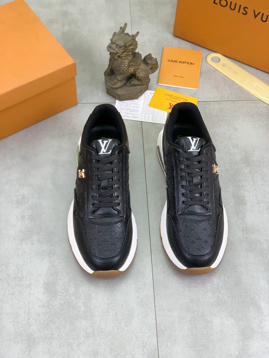 Men's Men's Shoes 💰P440💰【New Style】Yangli🆘 💭💭New model launched【LOUlS VUlTTON】Louis Vuitton's new low-top men's shoes, high quality, support inspection! This style comes from Italy with a variety of styles, very energetic and creative, giving people a comfortable and atmospheric visual impact❗Synchronization, the upper is made of silk calfskin with original LV, imported soft sheepskin lining🐑Purely hand-stitched; LV original rubber outsole 2️⃣color options available Size: 38~44